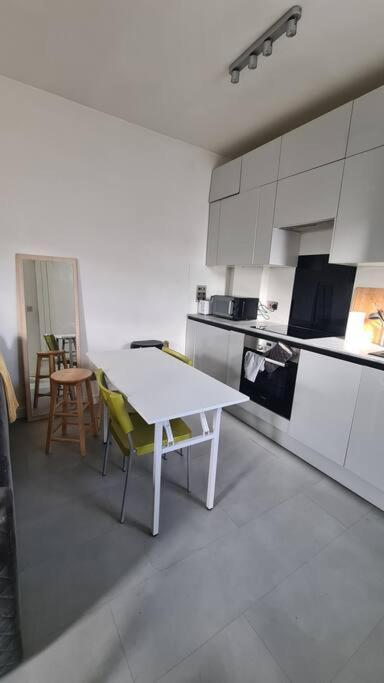 New 3Bed Stylish Apartment With Amazing Transport Londra Dış mekan fotoğraf